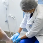 Tratamento da erisipela com avaliação clínica da perna de um paciente